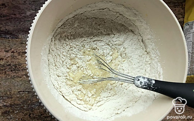 Просейте муку с разрыхлителем в смесь. Перемешайте до однородной массы.