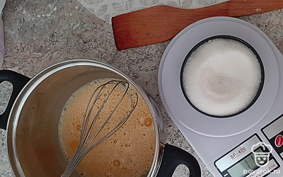 В миску вбейте яйца, добавьте соль по вкусу и перемешайте венчиком, далее всыпьте обычный сахар и ванильный, мешайте до растворения сахара. 