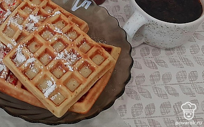 Подавайте вафли немного остывшими, дополняя сгущенкой, топпингом на ваш вкус. Приятного аппетита!