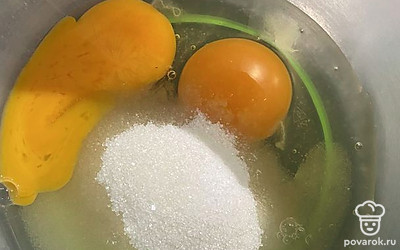 Взбейте миксером яйца с сахаром и ванильным сахаром.