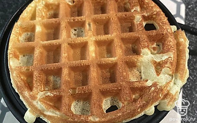 Выпекайте в вафельнице до готовности.