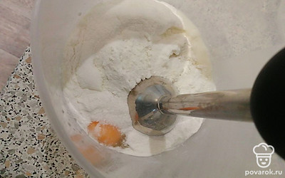 Добавляем в миску все ингредиенты и смешиваем блендером. 