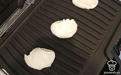 Пластины электрогриля немного смазываем маслом. Выкладываем по 1 столовой ложке теста на 1 вафлю и выпекаем. 