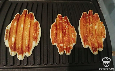 Получаются вафли, как на фото. Из данного количества теста получилось 8 вафель общей массой 260 г.