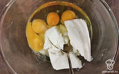 Смешайте творог с растительным маслом и яйцами. Добавьте сахар, соль, ванилин и соль, перемешайте до единой консистенции. Просеянную муку с разрыхлителем добавьте в тесто, перемешайте.