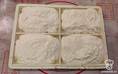 Силиконовую форму немного смажьте маслом, выложите тесто.