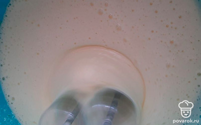 Яйца с сахаром хорошо взбейте миксером до пышности.