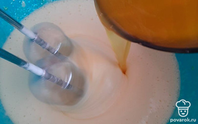 Влейте растопленое масло и тоже взбейте с ванилином.