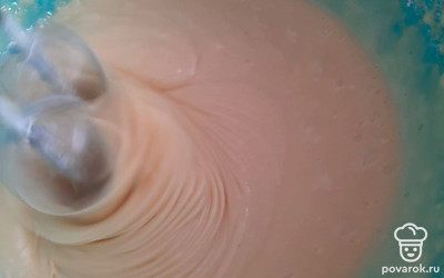 Аккуратно всыпьте муку и перемешайте миксером.