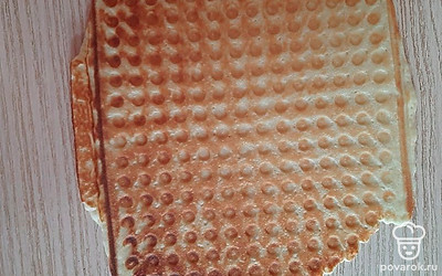 Столовой ложкой выкладывайте тесто и хорошо прижимайте вафельницей. Возьмите полотенца, если очень горячо.