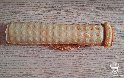 Когда вафельный блинчик будет готов, быстро сверните его в трубочку. Выпекайте следующий.