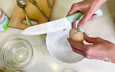 Разбейте яйцо.