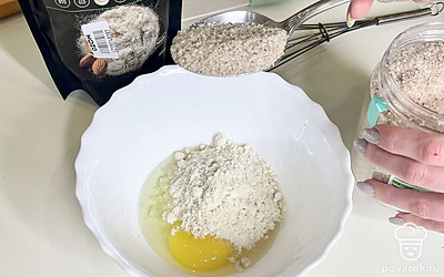 Смешайте яйцо с мукой, добавьте псиллиум.