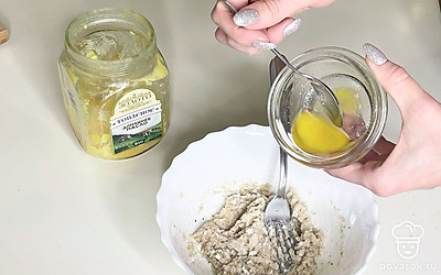 Добавьте сыр и топленое масло. Смешайте все до консистенции сметаны и дайте постоять 10-15 минут.