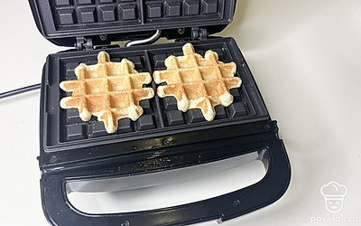 Вафельницу смажьте топленым маслом. Жарьте вафли до золотистой корочки 2-3 минуты (в зависимости от мощности вафельницы).