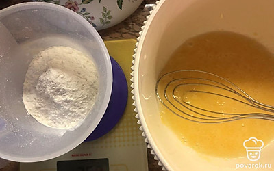 Смешайте молоко, сливочное масло, яйцо, мёд и ванильный сахар.