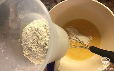 Просейте муку с разрыхлителем в получившуюся смесь и перемешайте до однородной консистенции силиконовой лопаткой.