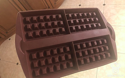 Заполните силиконовую форму получившимся тестом и выпекайте в духовке при 200 градусах в течение 20 минут.