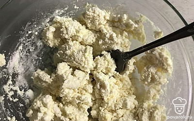 Смешайте все ингредиенты, замесите тесто.