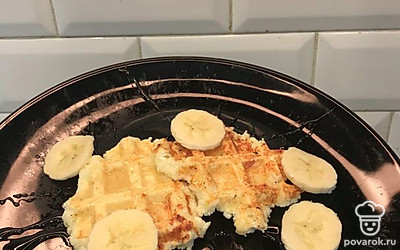 Выложите на мультипекарь и обжарьте 3-4 мин до включения зелёной кнопки.