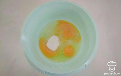 К яйцам добавьте сахар и соль. Взбивайте все миксером в течение 5 минут на максимальной скорости до состояния крепкой пены.