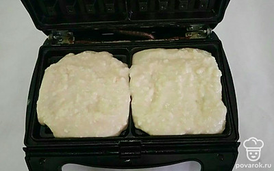 Приступите к выпеканию вафель. Выпекайте их до румяного цвета, используя электрическую вафельницу. Каждую партию вафель запекайте 10 минут.