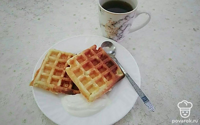 Готовые вафли подавайте с каким-либо топпингом или свежими фруктами, а также с горячим кофе или чаем. При желании вы можете добить в тесто пищевой краситель, чтобы сделать вафли цветными. При желании вы можете добить в тесто пищевой краситель, чтобы сделать вафли цветными.