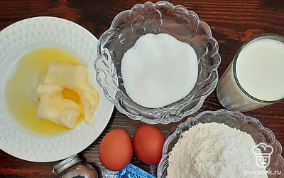 Белки отделите от желтков. Миксером взбейте белки с щепоткой соли и половиной сахара. Желтки взбейте с оставшимся сахаром. 