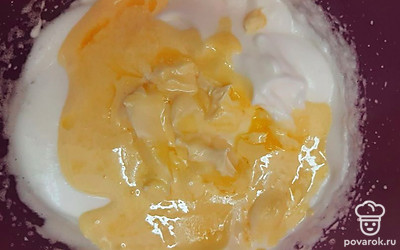 Соедините белки и желтки с маслом и молоком. 