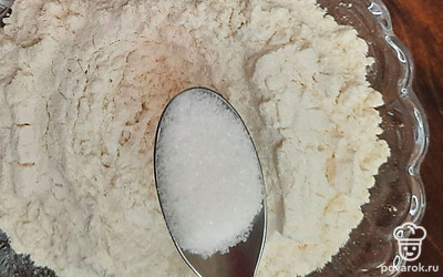 Муку, ванильный сахар и разрыхлитель добавьте в яичную смесь, перемешайте.