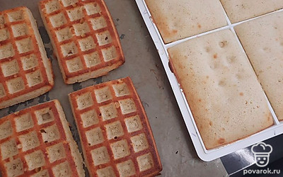 Выпекайте в электровафельнице или в силиконовой форме по 5 минут с обеих сторон при температуре 180 градусов. 