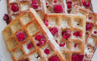 Посыпьте сахарной пудрой, добавьте ягоды. Приятного аппетита! 