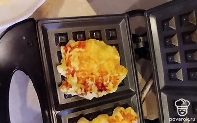 Готовое тесто по одной столовой ложке кладите в электровафельницу и пеките 10 минут.