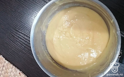 Добавьте муку и тщательно перемешайте.
