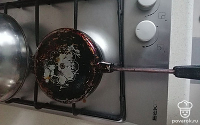 Выпекайте на сухой сковороде или в вафельнице на газовой или электрической плите.