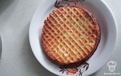 Перед подачей вафли можно смазать варёной сгущёнкой и наслаждаться с чаем или кофе.