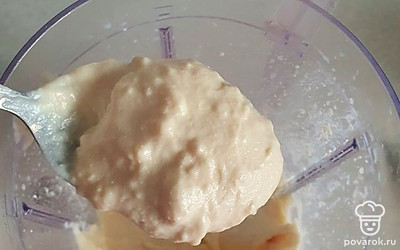 Яйца, молоко, сахар и разрыхлитель смешиваем в блендере, затем добавляю творог и муку и замешиваем до однородной консистенции. Мукой регулируем жидкость теста, она должна быть как густая сметана.
