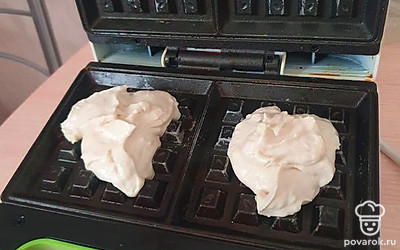 Затем разогреваем вафельницу и выпекаем вафли по 5 минут до готовности.