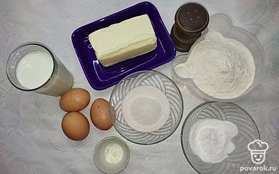 Сливочное масло растопите на медленном огне и полностью остудите. Просейте муку.