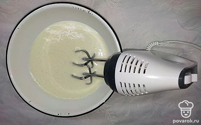 Яйца взбейте с сахаром. Добавьте молоко и растопленное масло и тщательно все перемешайте. Не переставая помешивать, порционно добавляйте в тесто муку, стараясь добиться текстуры сметаны.