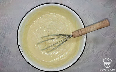 Добавьте разрыхлитель для теста, щепотку соли и ваниль и снова все перемешайте. Вафельницу смажьте маслом. Вылейте на нагревательную поверхность по 1 ст.л. теста и выпекайте вафли около 5 минут.