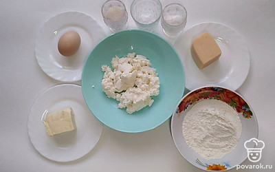 Достаньте из упаковки сливочное масло, сыр, порежьте на порции. Насыпьте разрыхлитель, соль и сахар по стаканчикам.