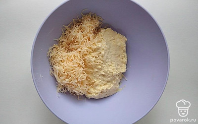 Нарежьте мелко сыр на терке, разбейте одно яйцо и перемешайте с творогом. Поместите мягкое сливочное масло в миску и еще раз тщательно перемешайте. 