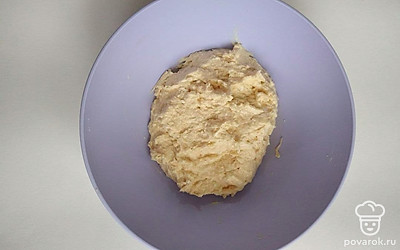 Тесто, которое вы приготовили, поставьте в холодильник на 20 минут.