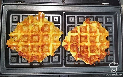 Прогрейте вафельницу и поставьте туда наше тесто. После выпечки вафель дайте им немного остыть и выложите их на тарелочку.