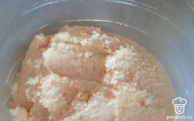 Приготовьте тесто. Творог взбейте с яйцом блендером, добавьте сахар и муку.