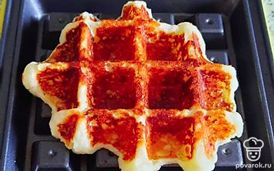 Вафли можно посыпать сахарной пудрой, украсить ягодами или подать со сгущенкой или нутеллой.