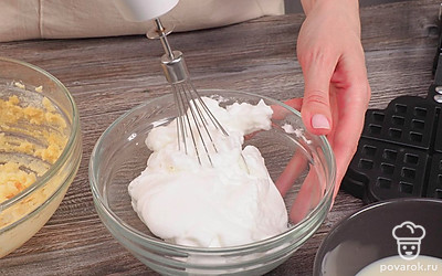 Приступите к замешиванию теста. В мягкое масло всыпьте сахар и размешайте миксером. Всыпьте муку и добавьте желток. Тщательно перемешайте миксером. В отдельной емкости яичный белок взбейте в воздушную пену миксером на максимальной скорости. Влейте массу в тесто и аккуратно размешайте.