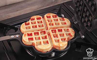 Приготовьте мягкие вафли на газу. Перемешайте еще раз негустое тесто и влейте 1-2 ст.л. в центр нижней части формы. Закройте и слегка прижмите. Жарьте вафлю по 2-3 минуты с каждой стороны, переворачивая форму. Сразу же после жарки, пока вафли горячие, сверните их в трубочки, рожки или корзинки. Если время упустить — они станут хрустящими и поломаются.