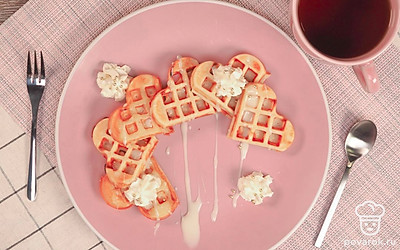 Домашние вафли можно подать со взбитыми сливками. Или добавить в качестве начинки вареную сгущенку. Для этого поместите ее в кондитерский мешок и выдавите в трубочку.